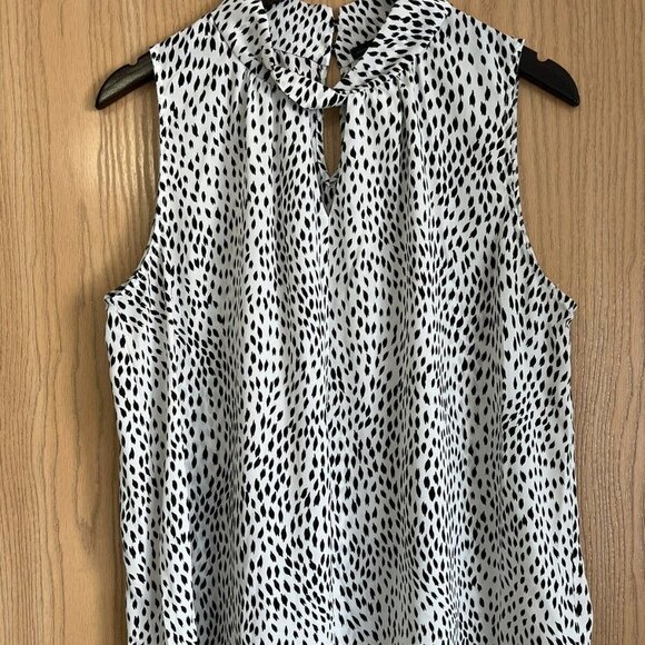 West Kei Tops - West Kei Black/White Sleeveless Blouse~ Keyhole~ Women’s SZ Large.
